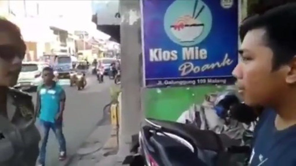 Tak Berhelm Pemuda Ini Disuruh Baca Pancasila Oleh Polwan Cantik Hasilnya Belepotan