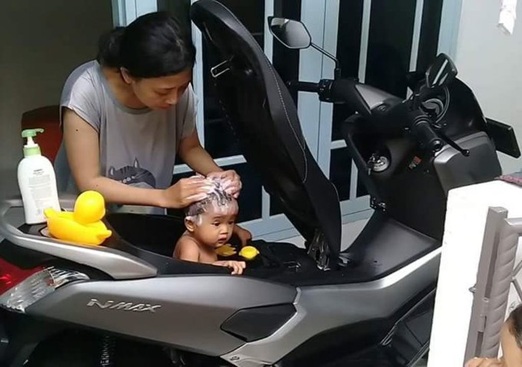 Tercengang Emak Emak Kreatif ini Sulap Bagasi Motor jadi Bak Mandi Bayi