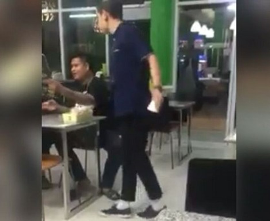 Tingkah Absurd Pelayan di Restoran Ini Bikin Netizen Geli Geli Ngakak Mabuk Micin Ya Gini