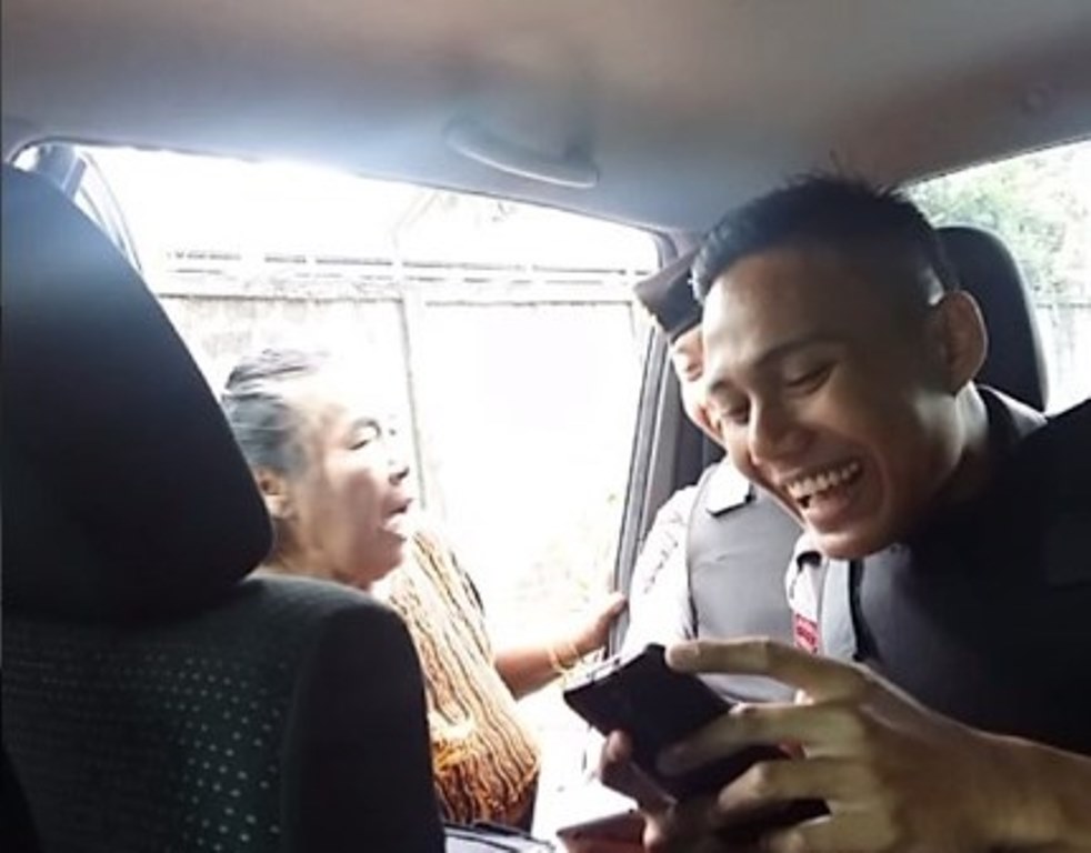 Tingkah Emak Emak Ini Bikin Geli Datangi Mobil Patroli Polisi Ngasih Nomor HP lalu Promosikan Anaknya