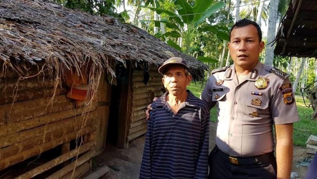 Viral Polisi Asal Aceh ini Rela Jual Motor Kesayangan Demi Bantu Buatkan Rumah Kakek Miskin