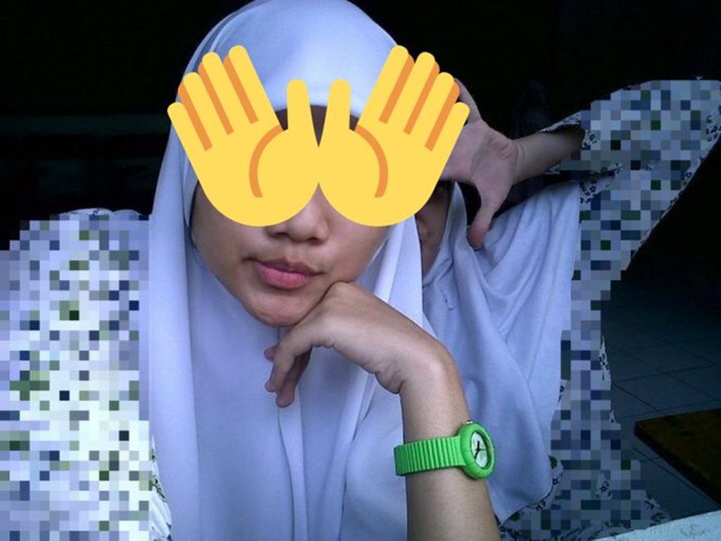 Foto 2 Pelajar ini Timbulkan Perdebatan Netizen Perhatikan Sesuatu Di atas Tangan Cewek Sebelah Kanan