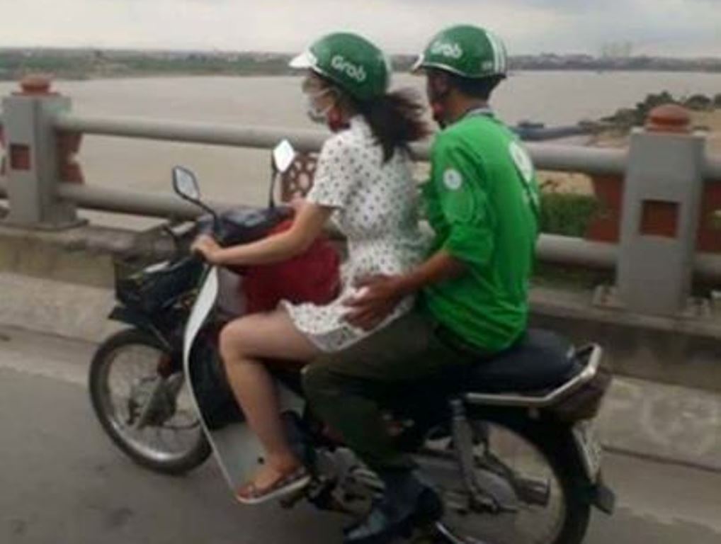 Foto Penumpang Wanita Gantikan Posisi Driver Ojek Online Ini Bikin Heboh Posisi Duduk Sang Driver Dianggap Aneh