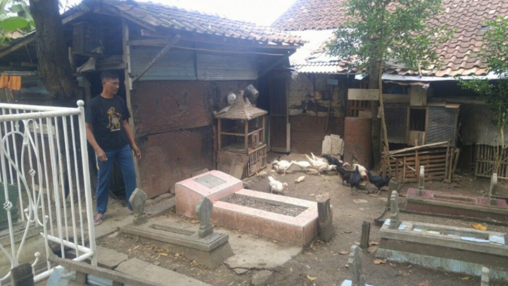 Polisi Tinggal di Kuburan