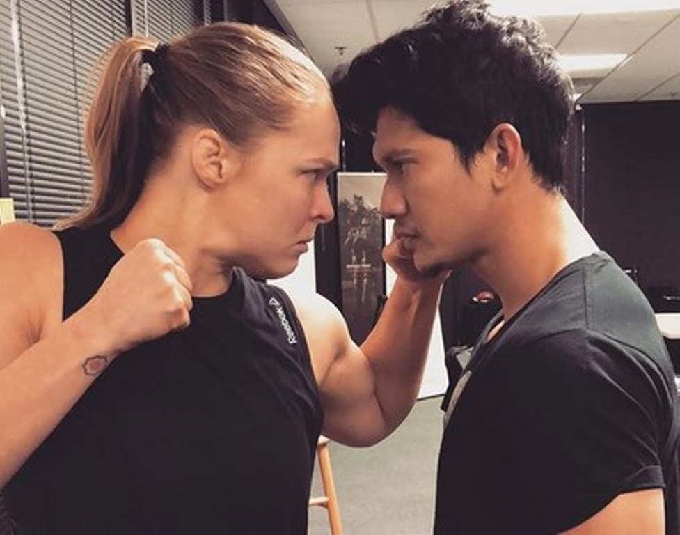 Pose Siap Tempur Bareng Ronda Rousey Iko Uwais Bikin Netizen Heboh