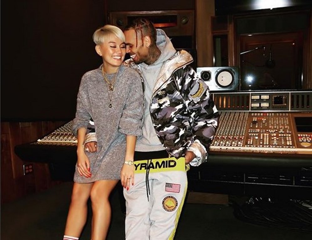 Unggah Foto Mesra Akun Gosip Hollywood ini Curigai Chris Brown dan Agnez Mo Pacaran