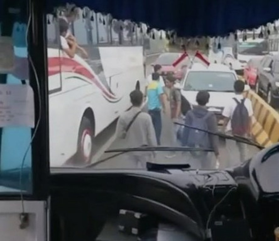 Viral Mobil Lawan Arah di Gerbang Tol Karawang Timur ini Dipaksa Mundur Setelah Dilabrak Penumpang Satu Bis