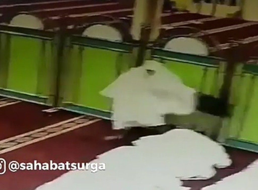 Bikin Netizen Murka Video Aksi Pencurian Saat Shalat Berjamaah Ini Viral