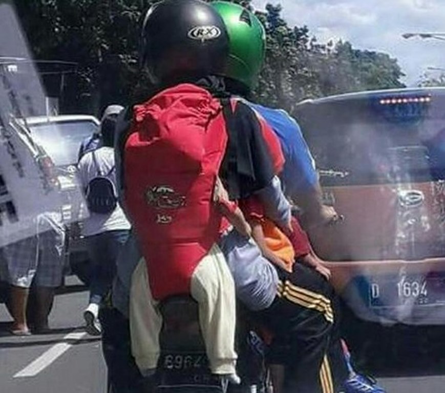 Foto Keluarga Diatas Motor di Jalanan Ini Viral Netizen Geram dengan Kelakuan Si Ibu yang Menaruh Bayi Di Belakang