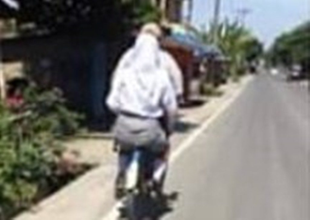 Foto Seorang Ayah Bonceng Anaknya Pakai Sepeda Ontel Tua ini Viral Kisahnya Mengharukan
