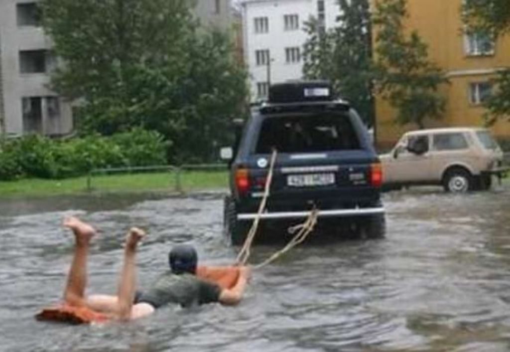 Malah Bikin Ketawa Ini 10 Kelakuan Aneh Orang Ketika Banjir