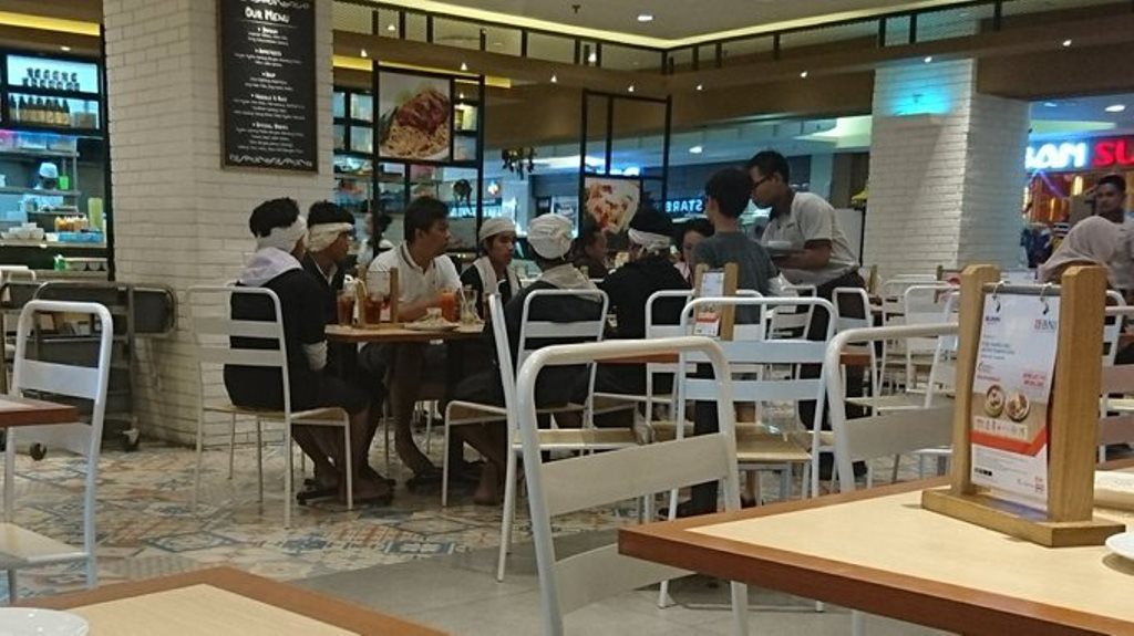 Momen Sebuah Keluarga Ajak Orang Baduy Makan di Mall Depok ini Bikin Netizen Terharu