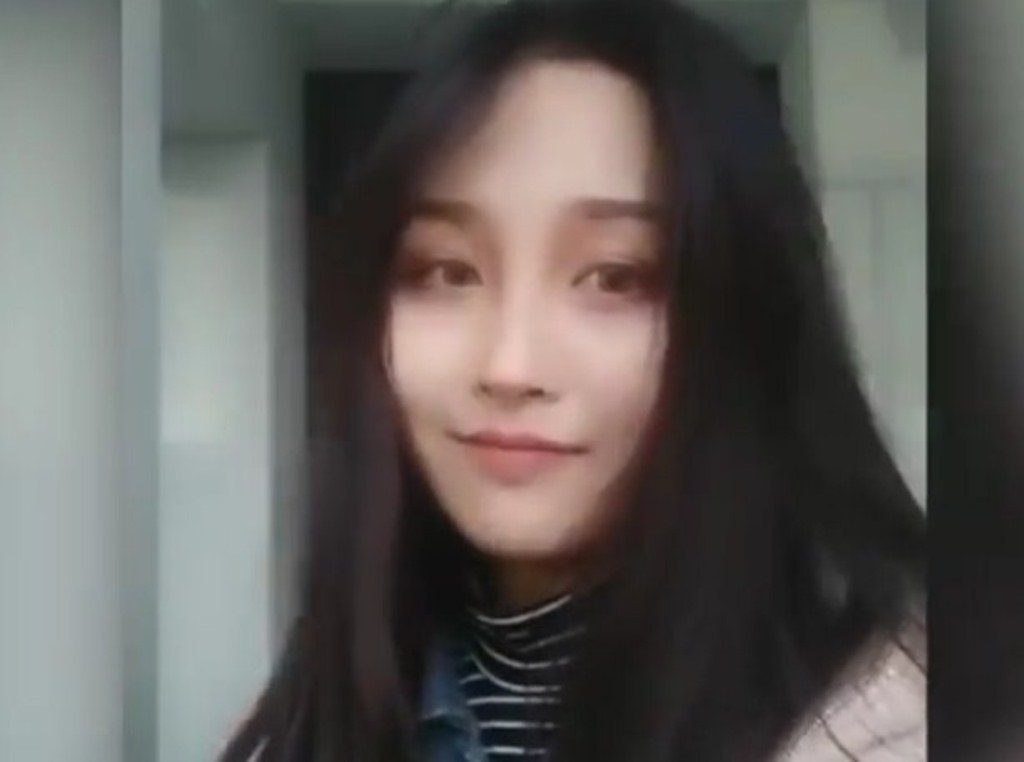 Netizen Terkecoh dengan Wajah Cantik Wanita Ini Lihat yang terjadi Setelah Rambut Disibakkan