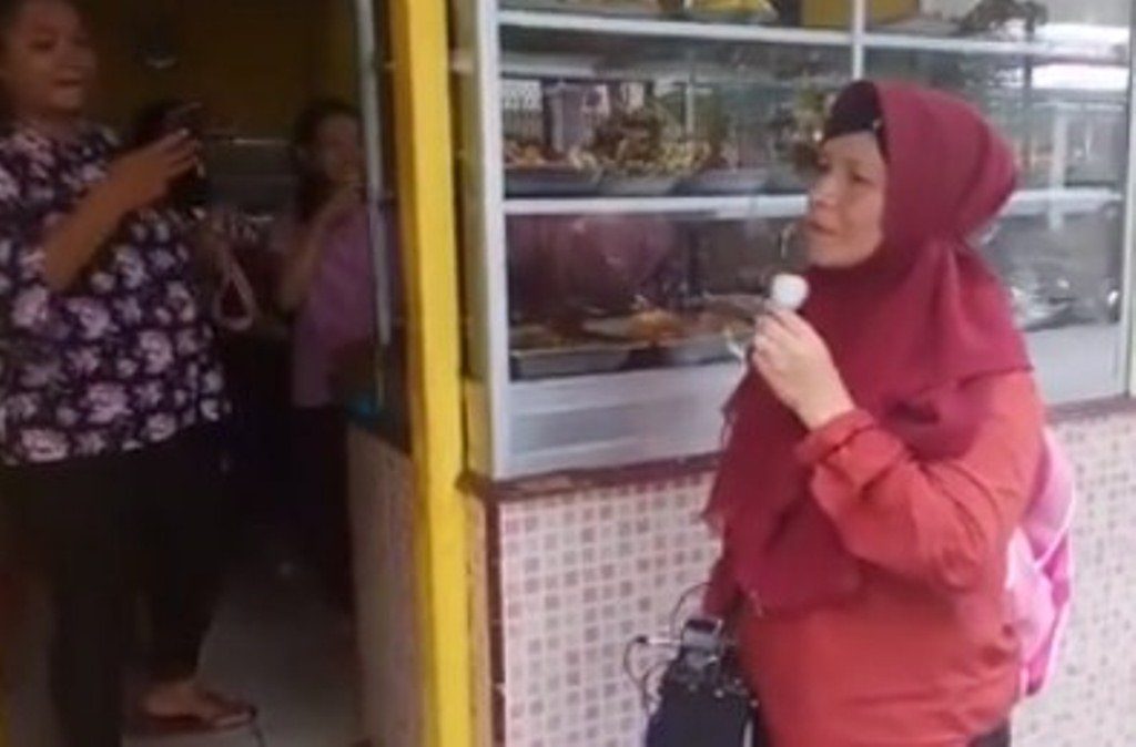 Nyanyi Lagu Still The One Video Wanita Pengamen ini Jadi Viral