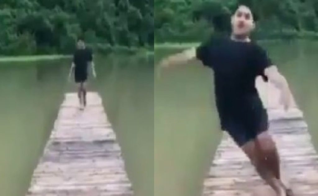 Pria ini Meliuk Liuk Ala Model Catwalk di Jembatan Endingnya Epik Banget