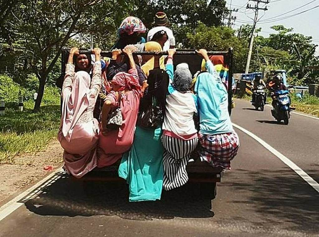 Ratu Jalanan Sesungguhnya Ini 10 Foto Kelakuan Absurd Emak Emak yang Bikin Kesel Sekaligus Ketawa