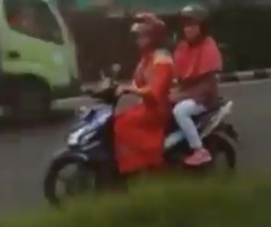 Sakti Cara Nekat Berkendara Ala Mbak Mbak Ini Jangan Ditiru Bagi Kamu yang Masih Sayang Nyawa