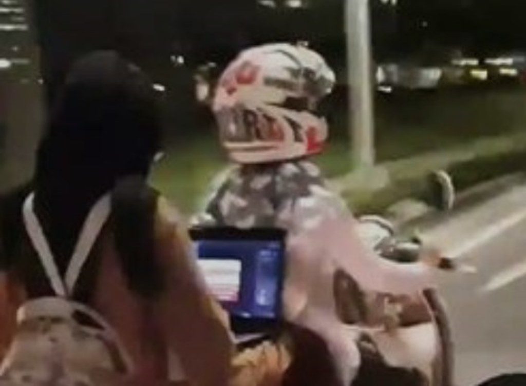 Sakti Tingkat Dewa, Wanita ini Ngerjain Tugas Sambil Naik Motor Sakti Tingkat Dewa Wanita ini Ngerjain Tugas Sambil Naik Motor