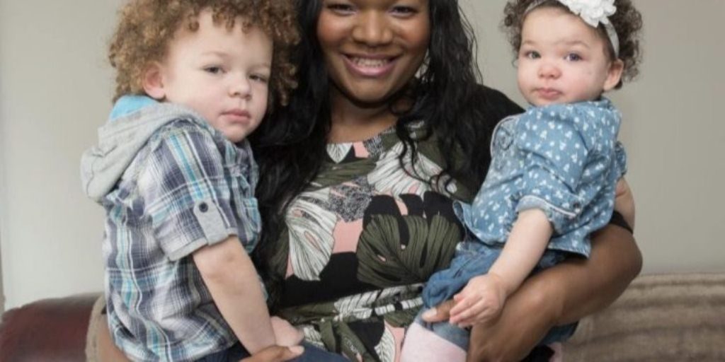 Sangat Langka Ibu Kulit Hitam Ini Terkejut Dirinya Lahirkan 2 Anak Berkulit Putih