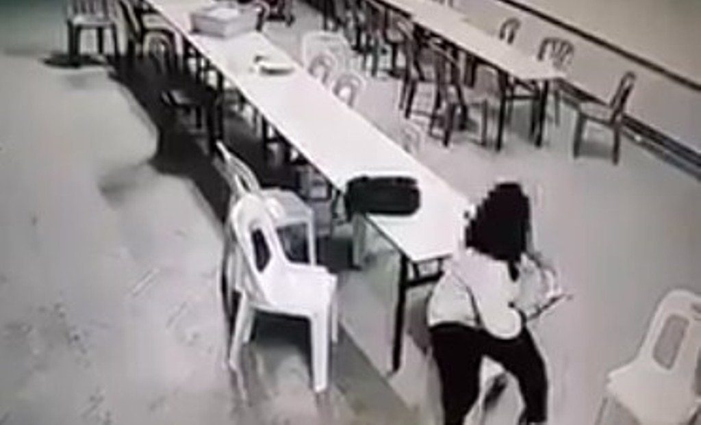 Tertangkap Kamera CCTV Makhluk Tak Kasat Mata Jaili Wanita Ini Sampai Pingsan