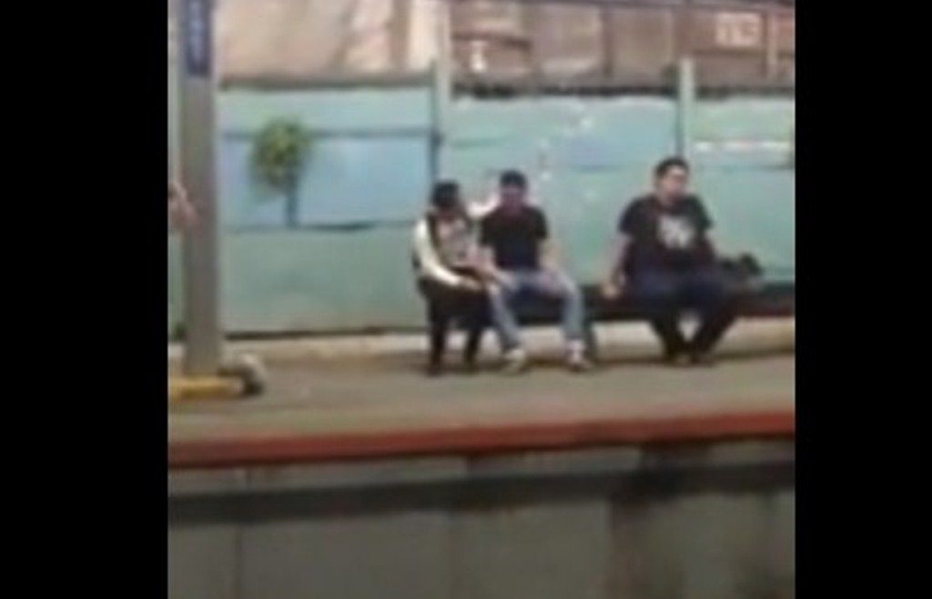 Tertangkap Kamera Pasangan Sesama Jenis Mesra Mesraan di Stasiun Kereta