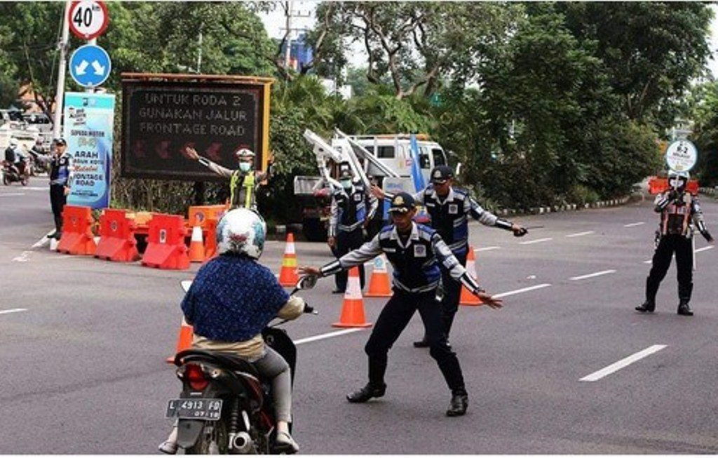 Beredar Foto Emak Emak Main Gobak Sodor dengan Petugas Dishub di Jalan Raya Siapa yang Menang