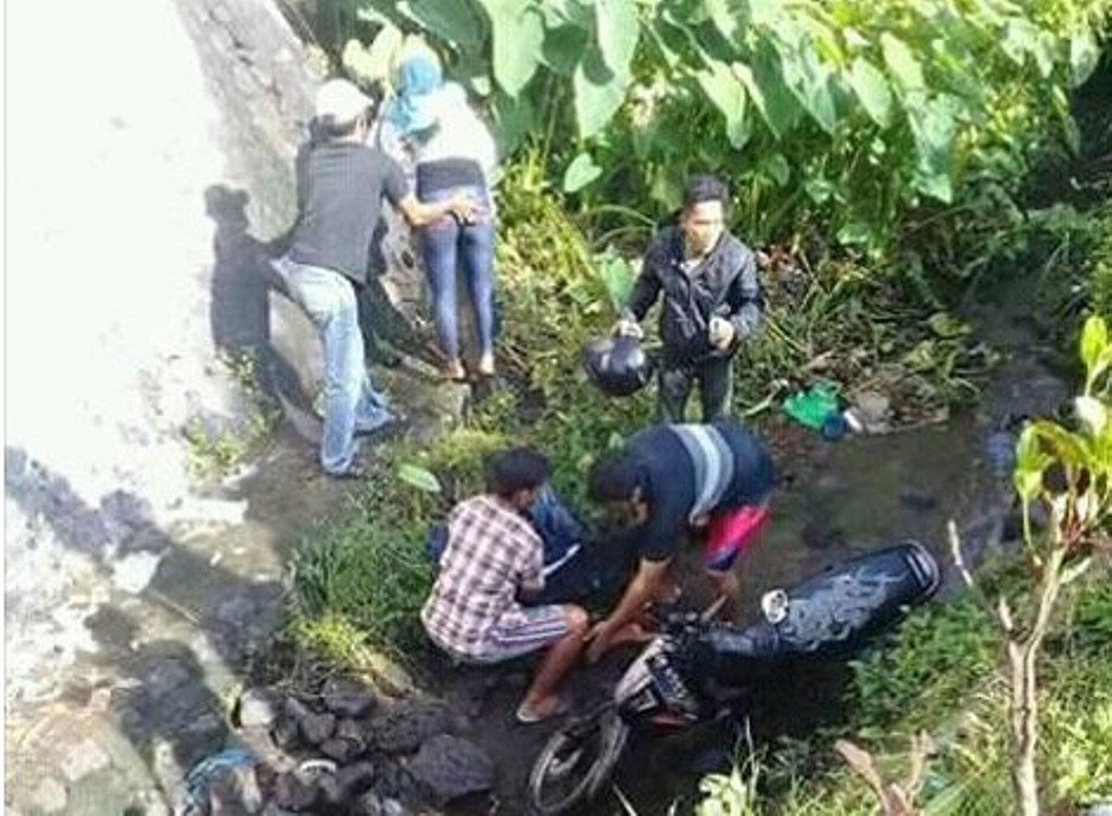 Beredar Foto Sejumlah Warga yang Diduga Menolong Korban Kecelakaan Motor di Jurang Posisi Tangan Lelaki Ini Justru Bikin Netizen Debat