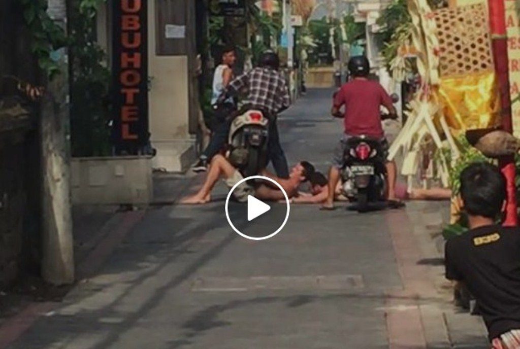 Berjemur di Tengah Jalan di Bali Wisatawan Asing Ini Dilindas Pemotor