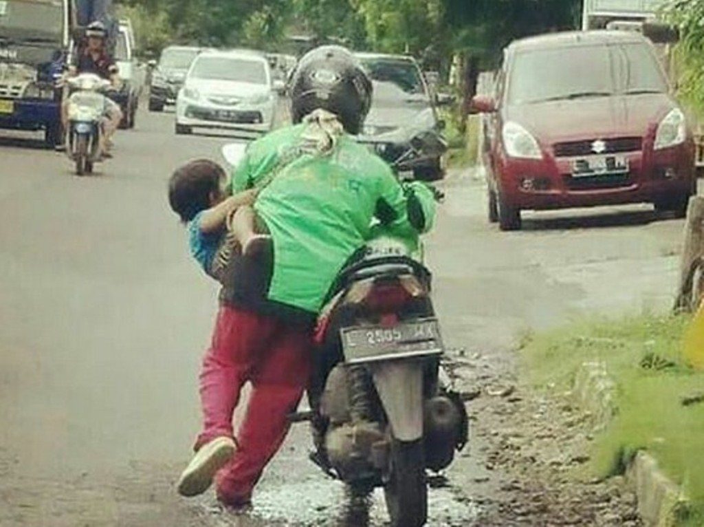 Bikin Netizen Terharu Foto Seorang Driver Ojol Wanita Mendorong Motor Sambil Menggendong Anak ini Viral