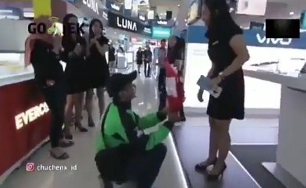 Datangi Tempat Kerja Kekasihnya dengan Bawa Bunga dan Cincin Video Driver Gojek Lamar Pacarnya Ini Bikin Baper