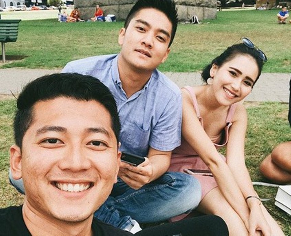 Foto Bareng Boy William di Sydney Netizen Salah Fokus ke Sesuatu yang Mengintip di Balik Baju Ayu Ting Ting