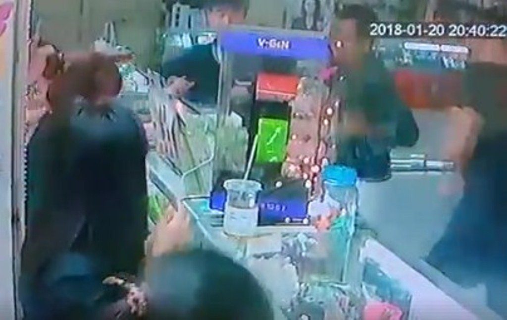 Gara Gara Pesanan Tak Kunjung Datang Pria Bacok Wanita Penjaga Toko di Lokasari Square