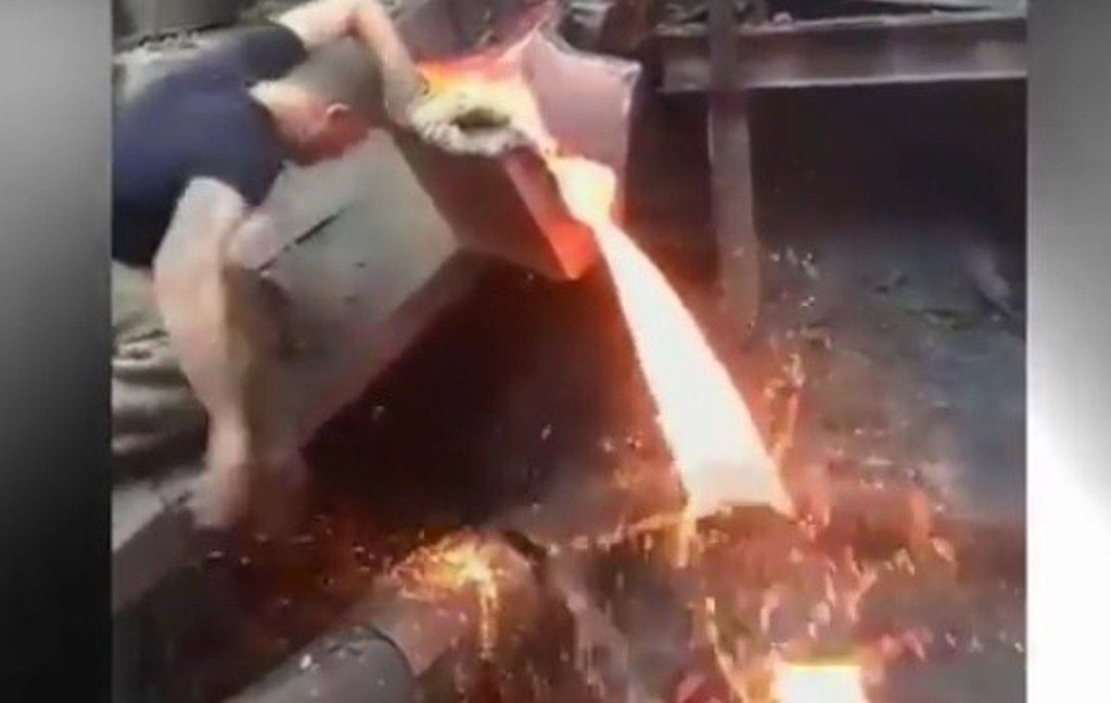 Heboh, Tangan Pria Ini Tidak terluka Setelah Menyentuh Logam Panas, Ternyata Ini Alasannya Heboh Tangan Pria Ini Tidak terluka Setelah Menyentuh Logam Panas Ternyata Ini Alasannya