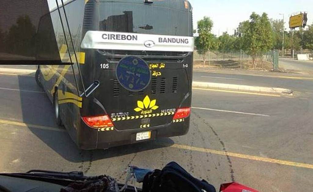 Hebohkan Media Sosial, Sebuah Bus Cirebon-Bandung Tercyduk Berkeliaran di Tanah Suci Hebohkan Media Sosial Sebuah Bus Cirebon Bandung Tercyduk Berkeliaran di Tanah Suci