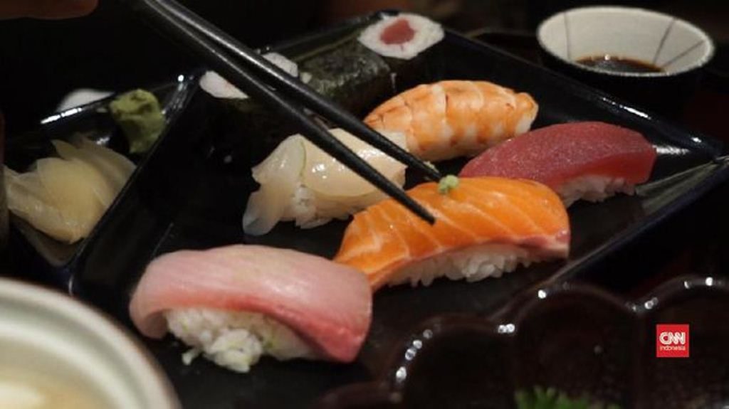 Keseringan Makan Sashimi Pria Ini Temukan Makhluk Mengerikan di Perutnya