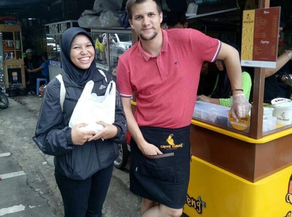 Lama Menghilang di Layar Kaca Ternyata Stuart Collin Jadi Penjual Pisang Goreng