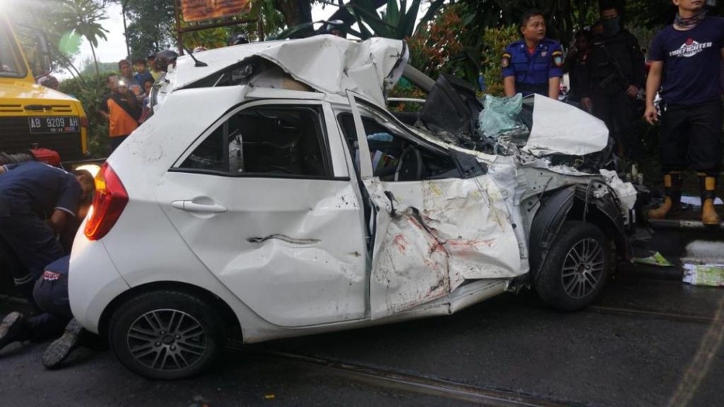 Mobil Ringsek Dihantam Kereta Wanita Muda Ini Tak Terluka