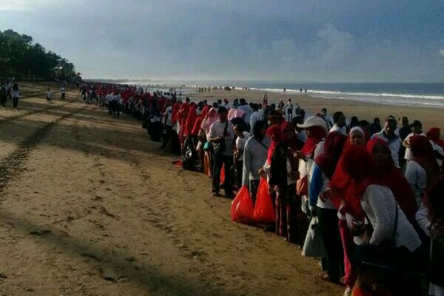 Ribuan Muslim Bali Gelar Aksi Bersih Bersih Pantai