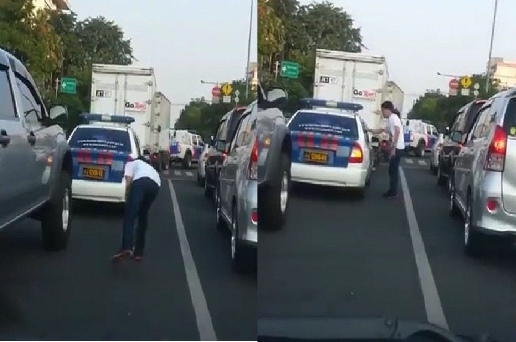 Seorang Pria Nekat Turun Mobil Kembalikan Sampah yang Dibuang Polisi ke Jalan Raya Aksinya Tuai Pujian