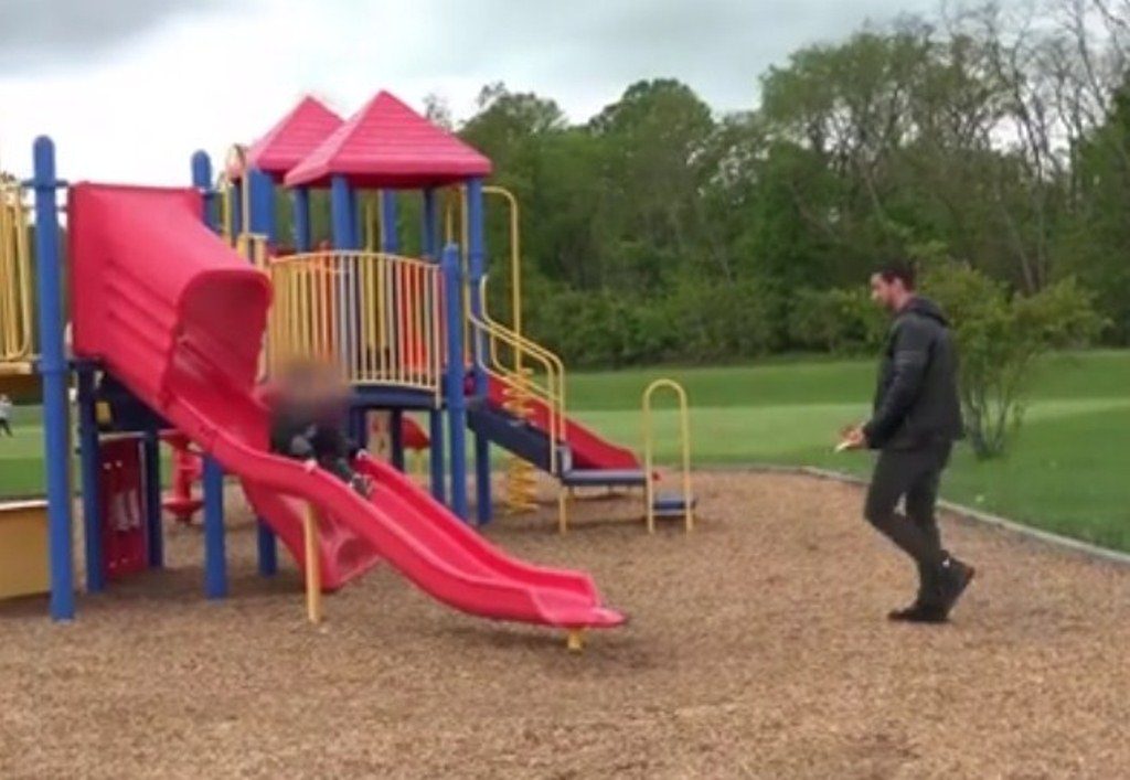 Sibuk Main Ponsel Pria Ini Tak Sadar Anaknya Diculik di Taman Bermain