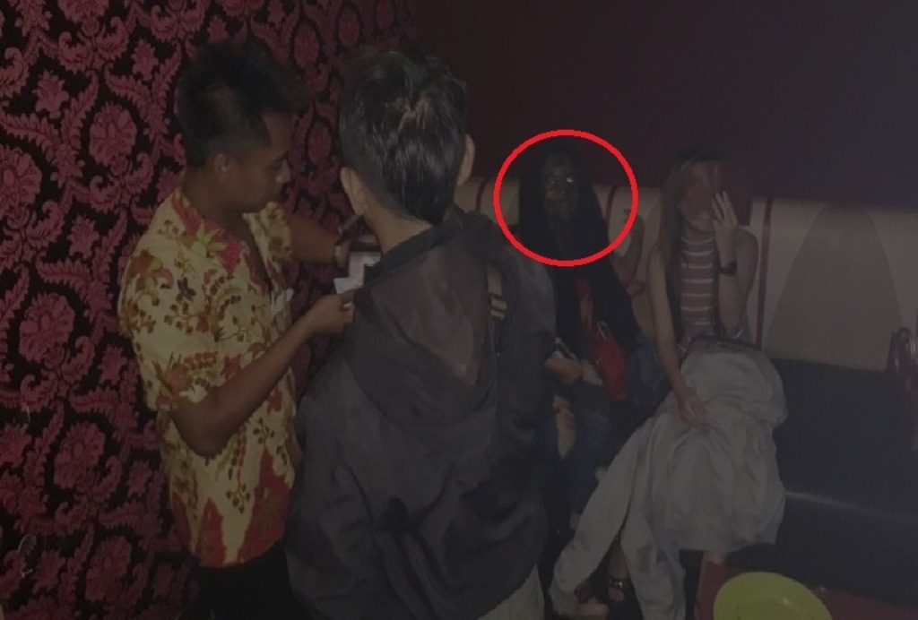 Viral Seorang Karaoke Disangka Hantu di Foto Suasana Razia Tempat Hiburan di Probolinggo Ternyata Ini Faktanya
