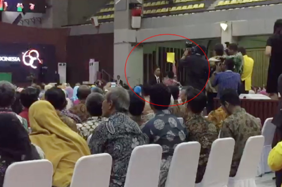 Acungkan Kartu Kuning ke Presiden Jokowi Saat Dies Natalis Ketua Bem UI Zaadit Taqwa Diseret Paspampres