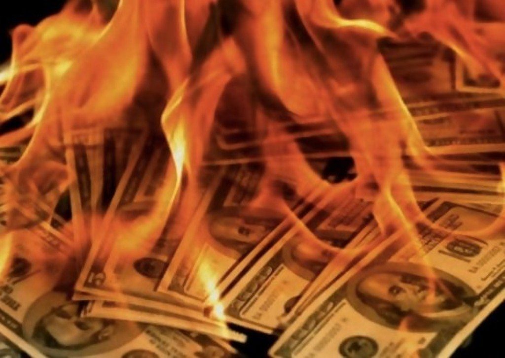 Adu Siapa yang Paling Tajir Dua Pria Ini Pamer Bakar Uang