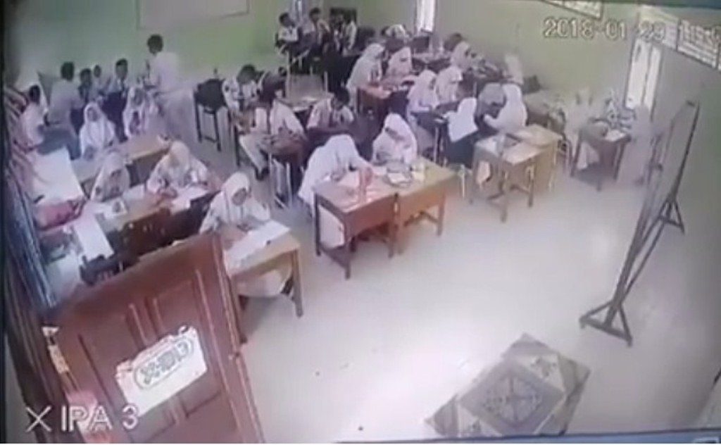 Awalnya Tenang, Kelas Mendadak Gempar Saat Makhluk ini Muncul Tiba-Tiba Awalnya Tenang Kelas Mendadak Gempar Saat Makhluk ini Muncul Tiba Tiba