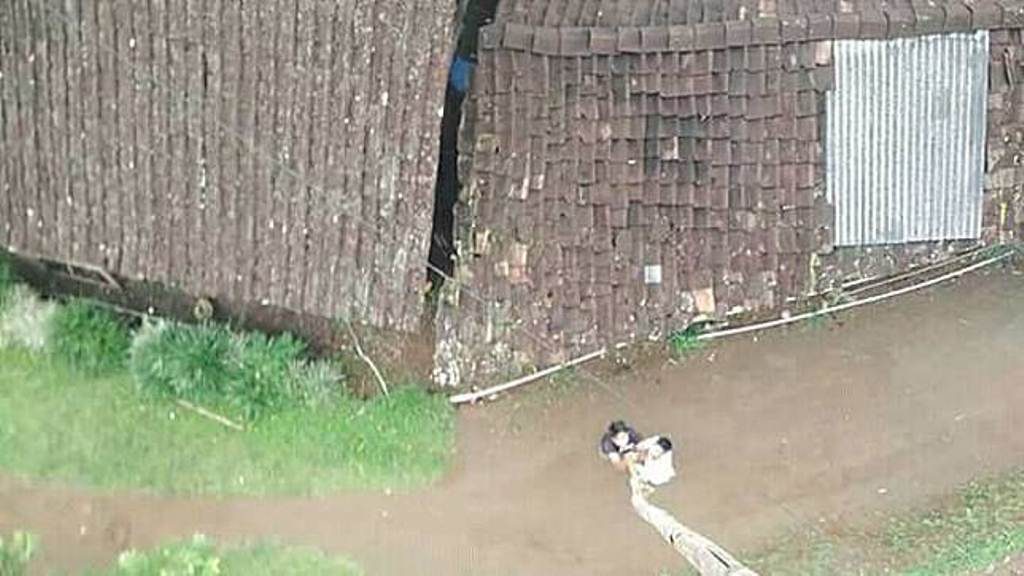 Bikin Foto Dari Ketinggian Tanpa Drone Selfie Dua Pria ini Viral Benda yang Dipakainya Indonesia Banget