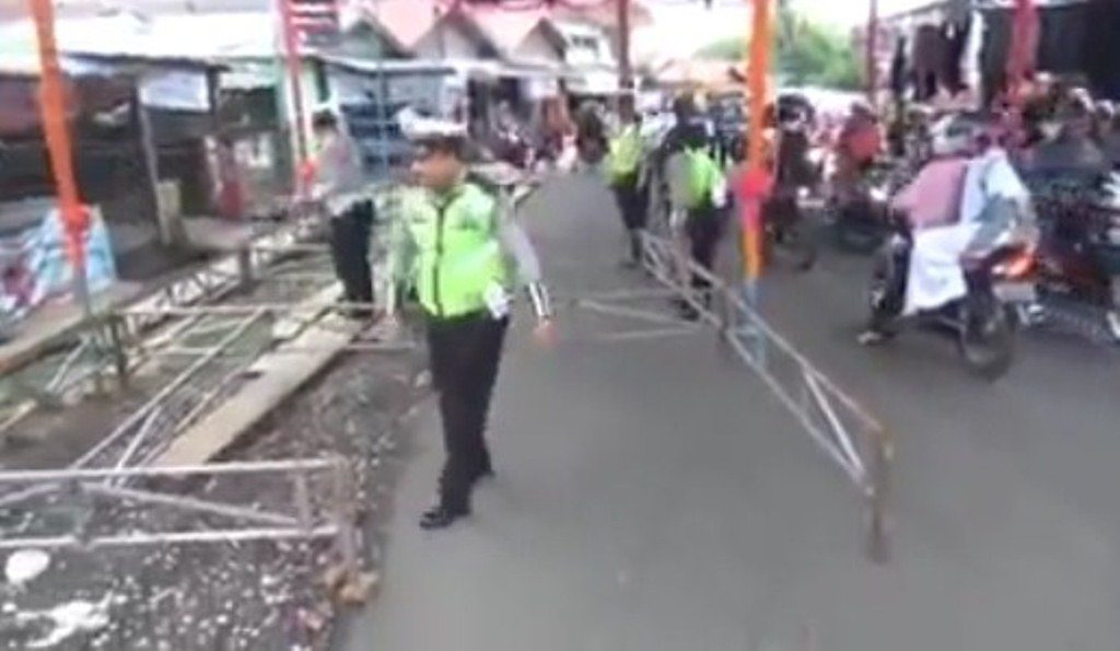 Bikin Macet Parah Polisi Bongkar Tenda Kawinan di Tengah Jalan