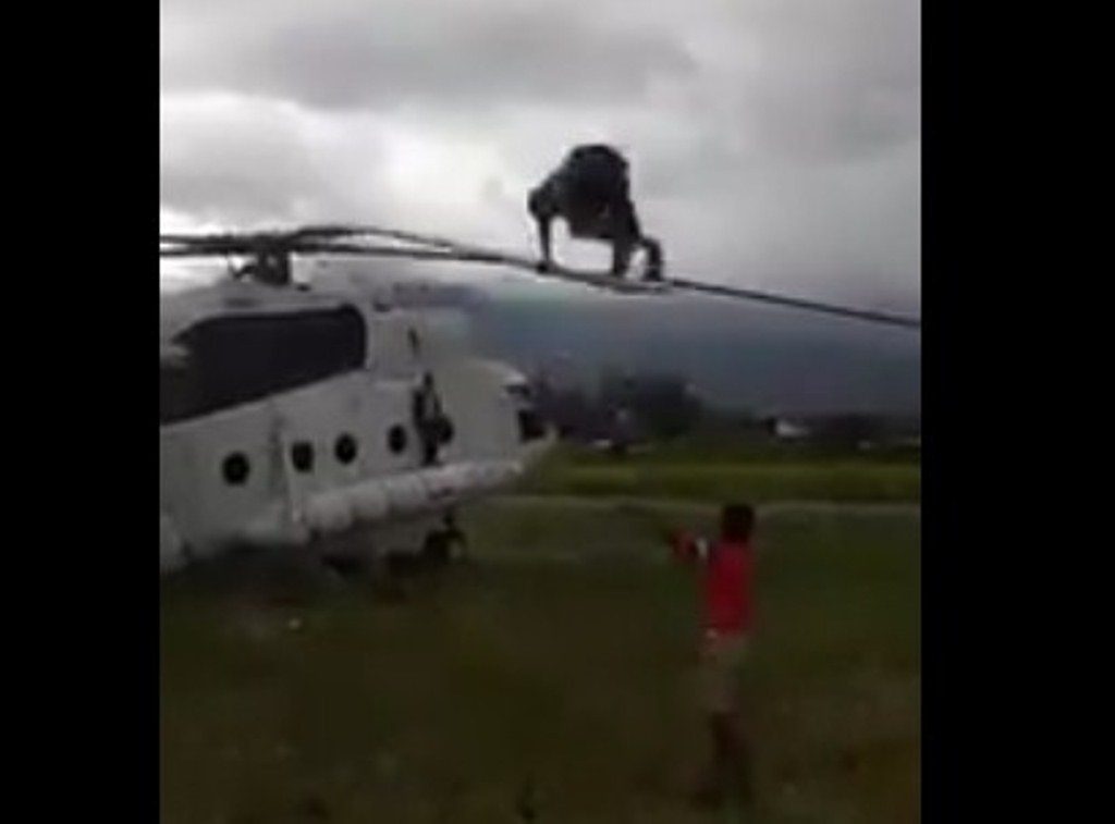 Bukan Dari Kayu Anak Papua Main Ayunan Pake Helikopter Keren Nggak Tuhh