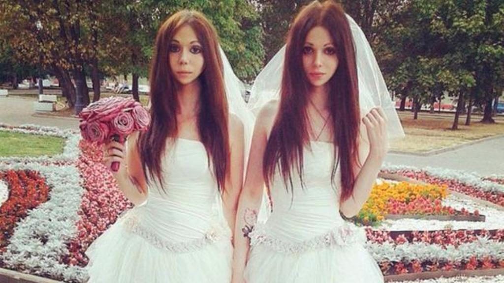 Dikira Kembar Siapa Sangka Dua Sosok Cantik ini Ternyata Suami Istri Punya Anak Juga Lho