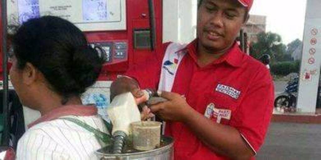 Dilarang Pakai Jeriken Plastik Cara Emak Emak Beli BBM ini Nyeleneh Tapi Bikin Kagum