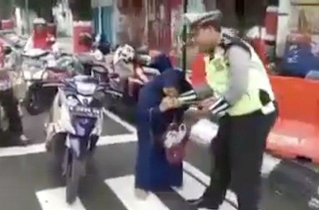 Gigit Tangan Polisi Karena Tak Mau Ditilang Emak Emak Ini Dijadikan Tersangka